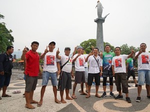 Tawa Sandi dalam Pose 1 Jari