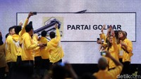 Ia juga melakukan simulasi pencoblosan.