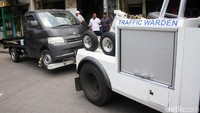 Petugas Dishub menderek mobil yang kedapatan parkir di Jalan KS Tubun, Kota Bambu Utara, Jakarta Barat, Selasa (9/4/2019). 