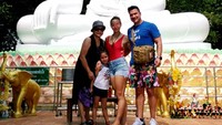 Masih di Thailand, Michelle Waterson mengunjungi Khok Kloi dan berfoto dengan patung Buddha putih (Instagram/karatehottiemma)