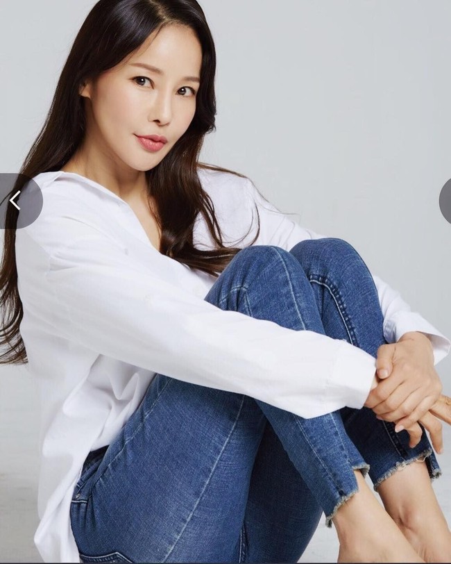 Sebagai penyanyi di awal 2000an, Mina cukup sukses bahkan dikenal hingga ke luar Korea Selatan. Ia juga pernah berduet dengan Seungri dalam lagu OK. Selain sebagai penyanyi, ia juga berbisnis busa dengan lini Tamina yang sayangnya sekarang sudah bangkrut. Foto: Instagram @minakorea