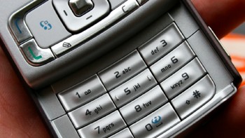 Bagian bahwanya pun bisa digeser untuk mengeluarkan keyboard fisik. Jadi, bagian atas dan bawah dapat dikeluarkan. Foto: Gizmodo