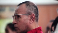 Saksi Ruben menyebut Ratna pernah mengirimkan foto muka tampak seperti lebam kepadanya. Tapi dia mengaku tak banyak komentar mengenai foto tersebut.
