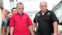 Ruben meninggalkan Pengadilan Jakarta Selatan dengan dikawal petugas.