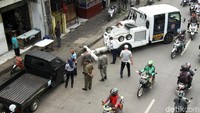 Penderekan mobil itu sempat menyita perhatian pengendara yang melintas. Mereka memperlambat laju kendaraannya untuk melihat proses penderekan.