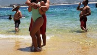 Michelle Waterson tampaknya suka liburan ke pantai. Tapi pada postingan foto di Instagram-nya ini, malah dapat photo bomb (Instagram/karatehottiemma)