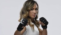 Michelle Waterson menempati peringkat 7 dalam Strawweight Division UFC. Rekor bertandingnya 17-6-0 (Instagram/karatehottiemma) 