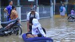 Begini Ragam Aktivitas Warga Bandung Ditengah Banjir