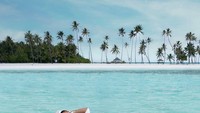Sofia dikenal sering pamer gaya hidup mewah. Liburan ke Maldives, Sofia nampak sedang bersantai di pantai sambil menikmati sarapan enak. Foto: Instagram@sofiasaravda