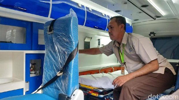 Arief memperlihatkan isi mobil ambulans
