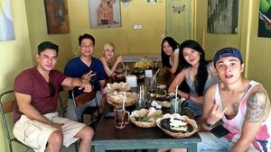 Berseteru dengan Kriss Hatta, Begini Gaya Kulineran Aktor Antony Hillenaar