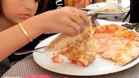 Makan bersama anak di Italia. Sofia tampak sedang menikmati pasta dan anaknya makan pizza.  Foto: Instagram@sofiasaravda