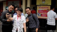 Sejumlah warga nampak berfoto di depan KPU Jakarta Barat usai mengurus formulir A5.