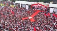 Di Kota Solo 2014 kita dapat 84 persen. Awas, saya berasal dari Solo loh, jangan sampai dapatnya sama dengan 2014, harus lebih dari 84 persen. Setuju? Acung jari! teriak Jokowi. (Dok. Istimewa)