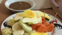 Seger banget! Potongan buah rujak ini siap dilahap Dewi dengan cocolan bumbunya. Foto: Instagram dewi_bamsoet