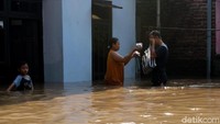 Sejumlah bantuan pun mulai dikerahkan kepada warga yang terdampak banjir di sejumlah desa di kawasan Jombang, Jawa Timur. Foto: Enggran Eko Budianto/detikcom