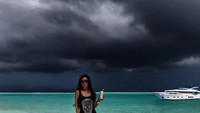 Meskipun langit sedang mendung, Sofia pun masih asyik menikmati minuman dengan baju berwarna hitam di pinggir pantai. Foto: Instagram@sofiasaravda