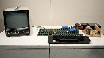 Apple I awalnya dibuat hanya 200 unit. Karena sangat langka, komputer Apple I sangat diburu sekarang ini dan harganya pun selangit. Foto: Getty Images