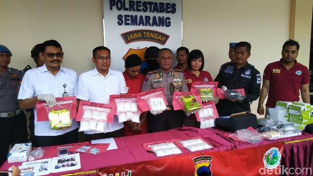 Jumpa pers kasus peredaran sabu di Semarang. 
