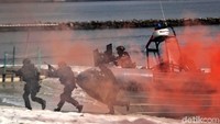 Simulasi operasi antitror dibuka dengan aksi penembak jitu TNI yang melumpuhkan teroris yang berada di atap gedung dan garis pantai.
