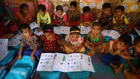 Anak-anak pengungsi Rohingya berkumpul untuk belajar bahasa Burma di Pengungsian Coxs Bazar, Bangladesh, Selasa (9/4/2019).