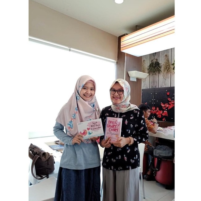 Istri Faldo Maldini itu juga merupakan penulis buku. Ia sudah menulis dua buku berjudul Beauty Under Cover for Muslimah dan Trias Muslimatika. Foto: Instagram/DavrinaRianda
