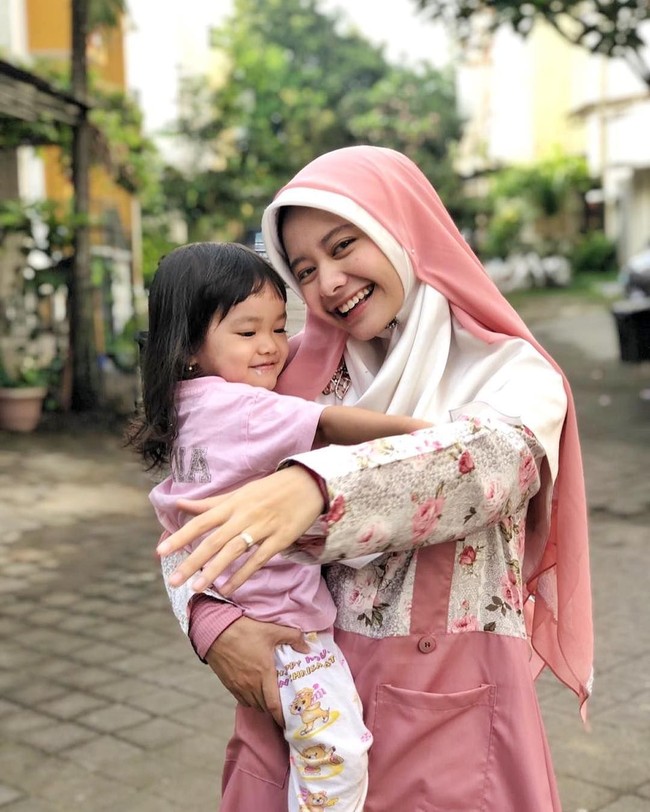 Namun, potretnya di Instagram tetap mencuri perhatian netizen. Ia sering menuai pujian karena memiliki paras yang cantik tapi tetap berpenampilan sederhana.  Foto: Instagram/DavrinaRianda