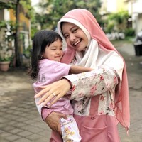 Namun, potretnya di Instagram tetap mencuri perhatian netizen. Ia sering menuai pujian karena memiliki paras yang cantik tapi tetap berpenampilan sederhana.  Foto: Instagram/DavrinaRianda