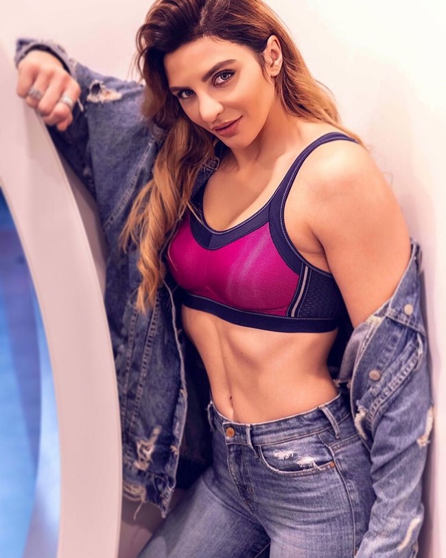 Hammer adalah juara dunia beberapa kali dalam dua kelas berat, setelah memegang gelar kelas menengah perempuan WBO sejak Oktober 2010, menjadi petinju termuda dalam sejarah yang memenangkan gelar WBO.  Foto: Instagram @ladyhammer_official