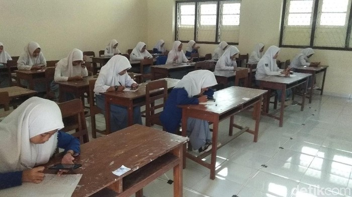 USBN memakai HP Android di SMK Muhammadiyah Kota Magelang. (Foto: Eko Susanto/detikcom) USBN memakai HP Android di SMK Muhammadiyah Kota Magelang. (Foto: Eko Susanto/detikcom)