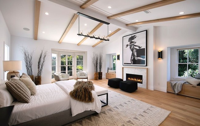 Rumah yang pertama kali dibangun pada 1932 ini memiliki lima kamar tidur, tujuh kamar mandi dan dapur yang semua kabinetnya terbuat dari kayu oak putih. Foto: Instagram/@hiltonhyland