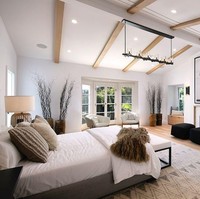 Rumah yang pertama kali dibangun pada 1932 ini memiliki lima kamar tidur, tujuh kamar mandi dan dapur yang semua kabinetnya terbuat dari kayu oak putih. Foto: Instagram/@hiltonhyland