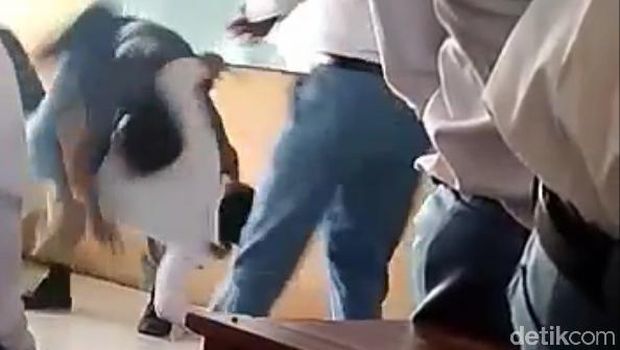 Guru yang Banting Siswa SMA di Bojonegoro Diskorsing Ngajar 3 Bulan
