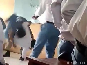 Akhir Duel di Kelas: Guru Pembanting Diskors 3 Bulan, Siswa Dilindungi