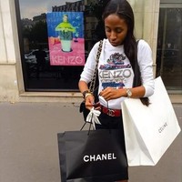 Jenny Ambuila merupakan influencer asal Miami, Amerika Serikat yang kerap memperlihatkan kemewahan hidupnya di media sosial. Namun siapa sangka ternyata hidup mewahnya itu didapat dari hasil korupsi ayahnya dan kasus pencucian uang. Foto: Facebook