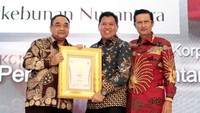 Direktur Utama Perkebunan Nusantara Dolly Pulungan menerima Anugerah Indonesia Maju kategori Korporasi Merah Putih yang diserahkan langsung oleh Fadel Muhammad dan Margiono di Pullman Hotel, Senin (8/3). Foto: dok. PTPN