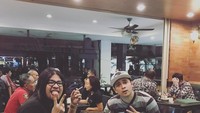 Ternyata Antony juga berteman baik dengan pengacara Kriss Hatta, Indra Tarigan. Ini pose mereka saat nongkrong bareng di sebuah kafe. Foto: Instagram @hillenaar87