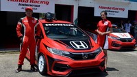Alvin pun membuktikannya sebagai pebalap berpengalaman. Saat di lintasan balap kelas ITCR 1600 Max ini ia berhasil menyodok di posisi ke-3 mengejar Mirza Putra. Tapi sayang, ketika bannya mulai menipis, posisi Alvin melorot dan finis hanya di posisi ke-4 di belakang putranya, Avila Bahar yang kini tampil bersama tim ABM Motorsport. Foto: dok. Honda Racing