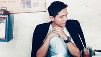 Pose makan di warteg ini diberi judul Makan cantik di warteg Jadi meskipun makannya sederhana tapi tetap harus bergaya. Foto: instagram @gibranmarten