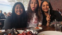 Selain hang out dan makan bareng kedua kakaknya, Mayzura juga punya teman hang out yang klop. Berpose dengan lucu, kali ini Mayzura makan berama dua rekannya di sebuah restoran seafood. Foto: Instagram mayzurstla