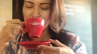 Begini nih gaya Dewi saat menyeruput secangkir kopi. Ia menikmati minuman berkafein ini usai menyantap makan siang. Foto: Instagram dewi_bamsoet