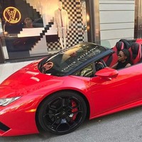 Ayah Jenny yang bekerja sebagai petugas imigrasi mendapatkan suap jutaan dollar dan menggunakan uang tersebut untuk membiayai hidup mewah putrinya. Pada halaman media sosialnya selebgram 26 tahun itu tampak memiliki mobil Lamborghini hingga sederet barang fashion branded. Foto: Facebook