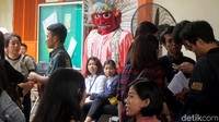 Sejumlah warga mengantre untuk memproses surat pindah tempat mencoblos di KPU Jakarta Barat.