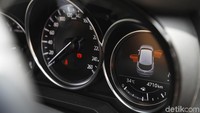 Mobil ini juga dilengkapi dengan lane departure warning system yang akan memberi tahu pengemudi jika mobil keluar dari jalurnya di jalan tol. Kemudian ada juga fitur blind spot monitoring yang membantu Anda melihat titik buta di samping mobil Anda. Fitur lain yang tak kalah canggih adalah smart city brake support yang membantu mencegah kecepatan pada kecelakaan rendah.
