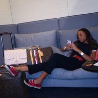 Inilah salah satu foto yang diunggah Jenny Ambuila di Instagram. Tampak seluruh barang yang dimilikinya bermerek mahal mulai dari koper Louis Vuitton hingga tas, sepatu dan ikat pinggang Chanel. Foto: Facebook