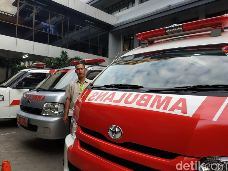 Sopir mobil Ambulans Sopir mobil Ambulans di salah satu rumah sakit di Jakarta.