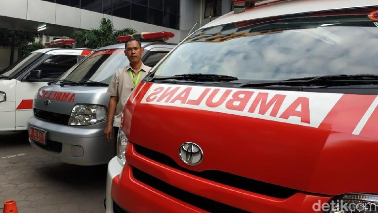 Salah seorang sopir ambulans di salah satu Rumah Sakit Jakarta Foto: Ridwan Arifin Salah seorang sopir ambulans di salah satu Rumah Sakit Jakarta Foto: Ridwan Arifin