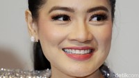 Titi menceritakan dirinya berperan sebagai Kirana, yakni istri Raffi Ahmad dalam film Rumput Tetangga. Pool/Palevi S/detikFoto.