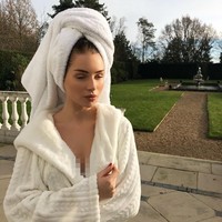 Dilansir Dailymail, liarnya kebiasaan Lottie Moss dalam berpesta sempat mengkhawatirkan teman-temannya. Namun karena pandemi Corona, Lottie mengaku telah menjadi orang yang berubah. Kini ia lebih suka gaya hidup tenang setelah tinggal di daerah pedesaan.Foto: Instagram @lottiemossxo