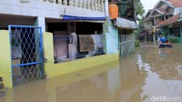 Sebagian warga mengevakuasi anaknya menggunakan ban.